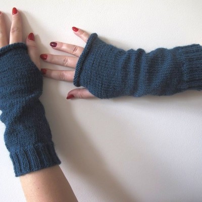Fingerless long blue wool gloves